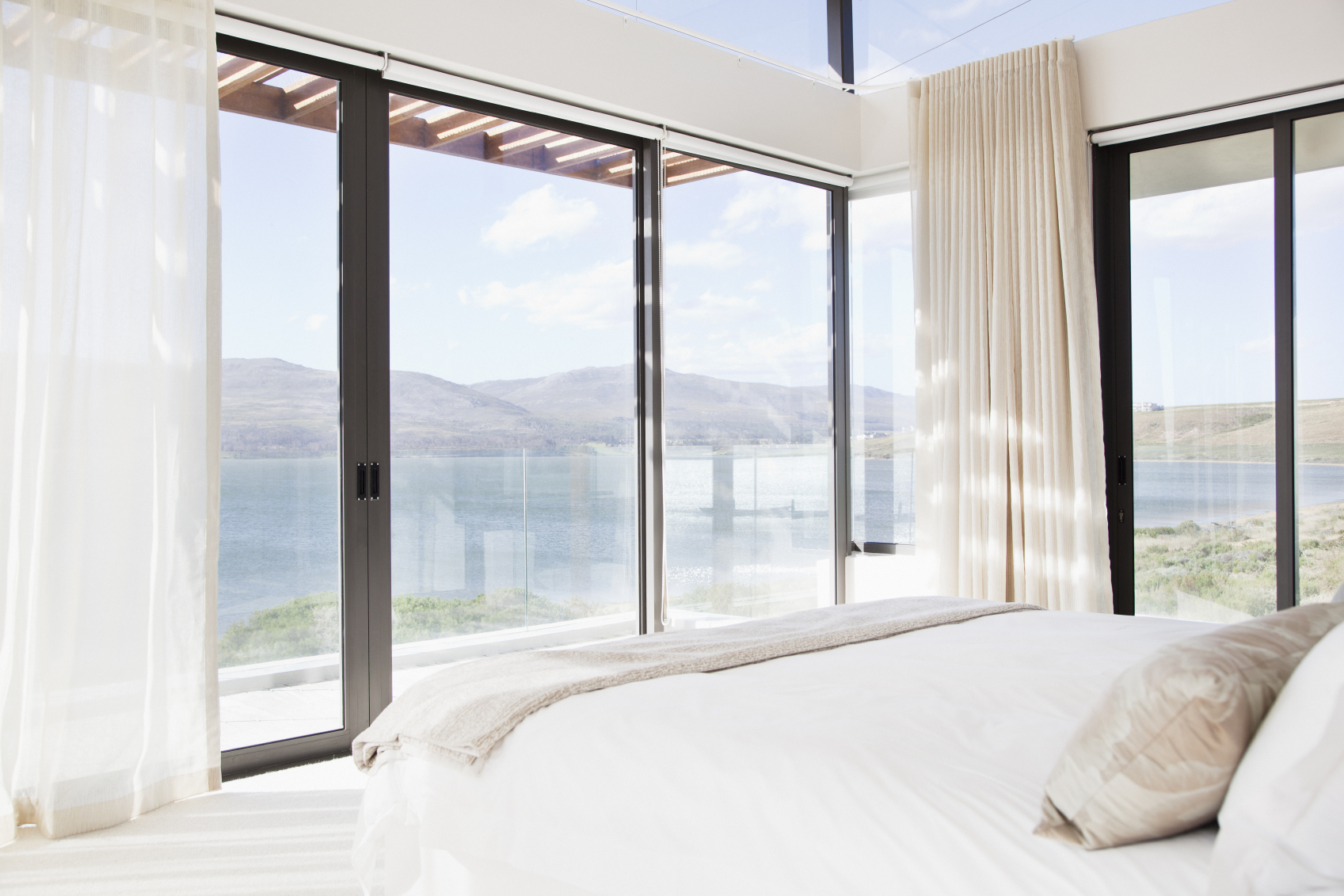 Schlafzimmer mit Seeblick